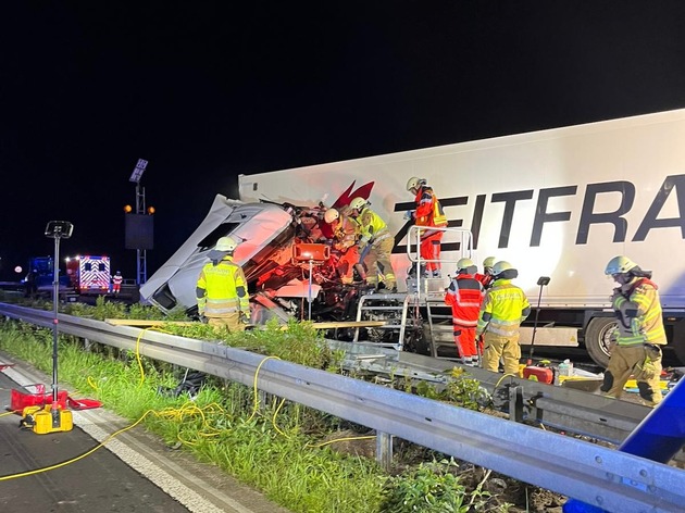 FW-GL: Aufwändige technische Rettung nach Verkehrsunfall mit einem LKW auf der Bundesautobahn 4