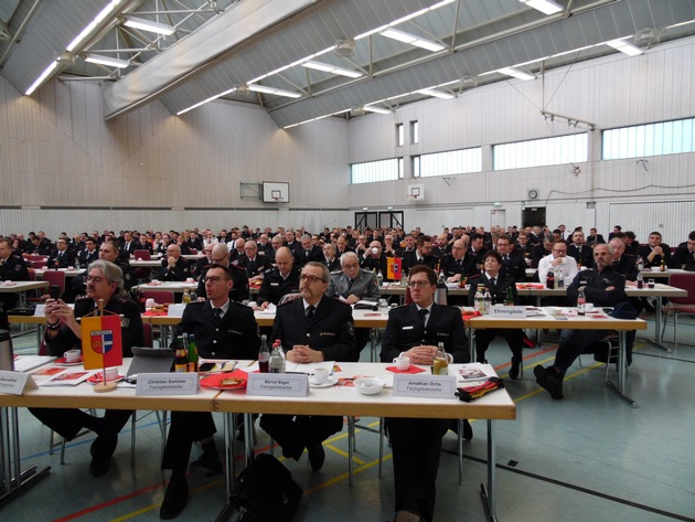 FW-KA: Die Feuerwehren im Landkreis Karlsruhe können ihren Personalstand weiter ausbauen Bei der Dienst- und Verbandsversammlung dankte Landrat Dr. Christoph Schnaudigel den Ehrenamtlichen