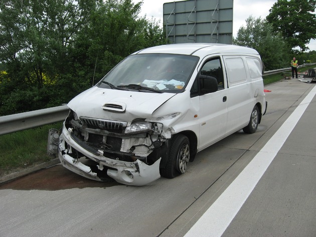 POL-WL: Verkehrsunfall auf der Autobahn 7 +++ Anhänger stürzt aufgrund mangelhafter Ladungssicherung um +++ Sperrung des rechten Fahrstreifens