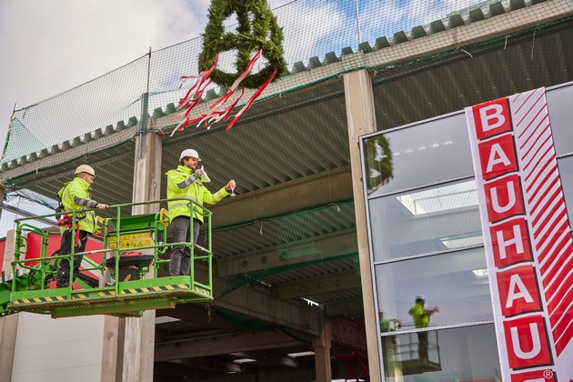BAUHAUS feiert Richtfest in Wiesbaden: Neues Fachcentrum setzt Maßstäbe in Sachen Nachhaltigkeit