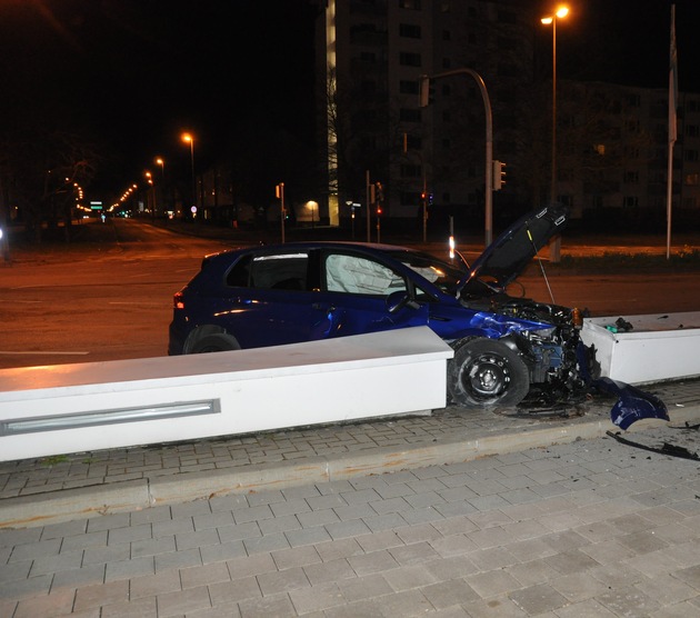 POL-WOB: Verkehrsunfall mit 30.000 Euro Sachschaden - Fahrzeugführer steht unter Alkoholeinfluss