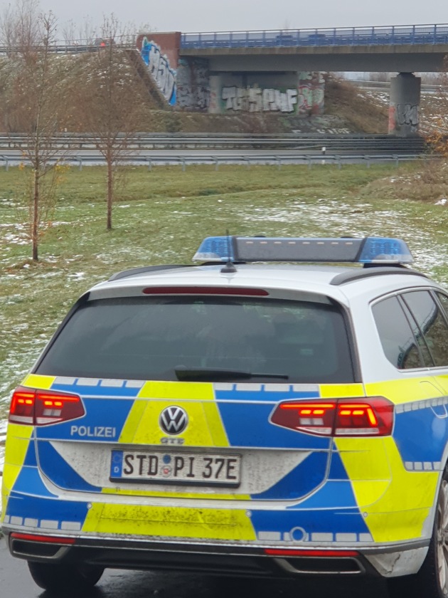 POL-STD: Serie von Farbschmierereien in blau-weiß-schwarz im Bereich Dammhausen-Jork - Polizei sucht Zeugen