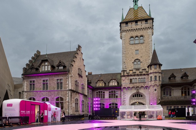 Brustkrebs-Aufklärungsaktion im PINK CUBE beim Landesmuseum in Zürich - heute und morgen I FOTOS