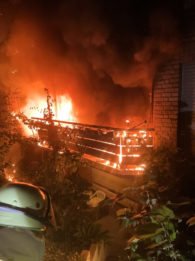 FW Grevenbroich: Sechs Bewohner nach Feuer auf Balkon im Krankenhaus / Zwei Brände fordern Grevenbroicher Feuerwehr während des Schützenfestes