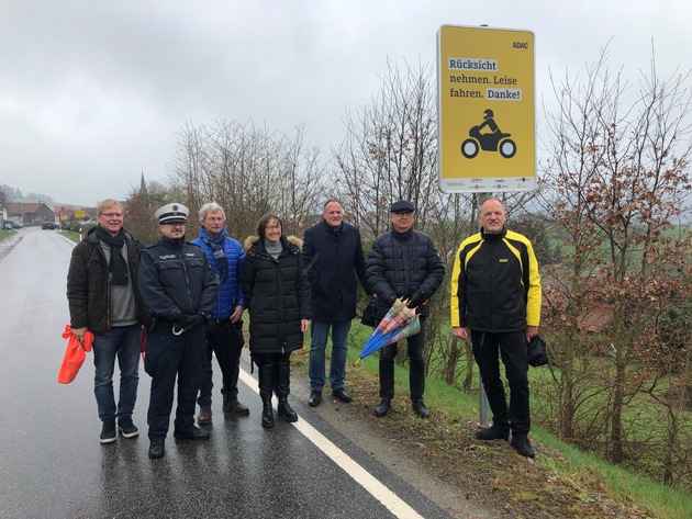 Gemeinsam gegen Lärm - Odenwaldkreis enthüllt ADAC Hinweisschilder