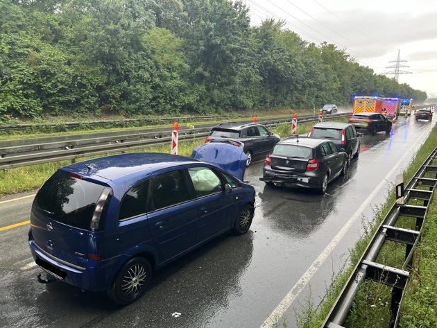 FW Paderborn: Verkehrsunfall mit drei beteiligten PKW