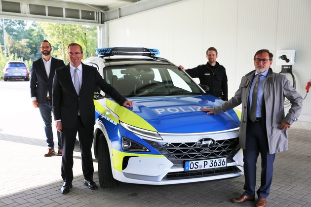 POL-OS: Innenminister besucht Wasserstofffahrzeug der Polizei in Osnabrück - Erste Zwischenbilanz positiv