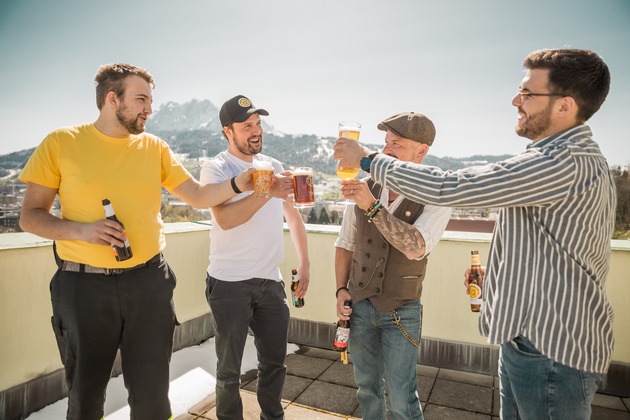 Guinness Weltrekordversuch am Stadtfest Luzern: Längstes Anstossen der Welt