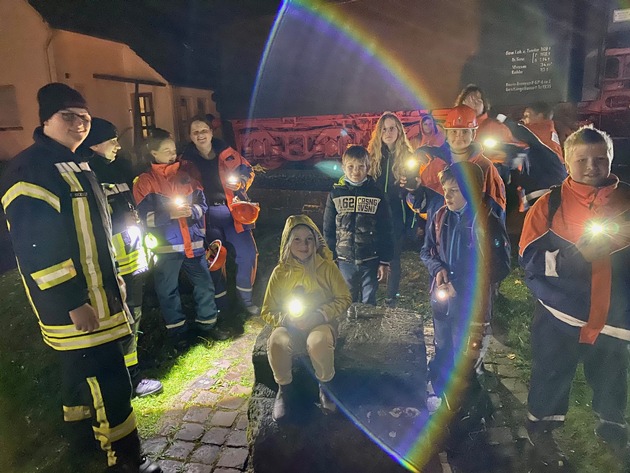 FW-PB: Junge Brandschützer entdecken die Gemeinde Altenbeken