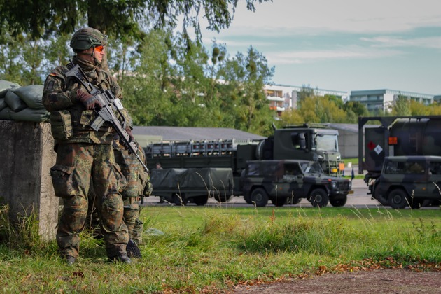 Heimatschutz demonstriert Einsatzbereitschaft / Über 320 niederländische Fahrzeuge durch Convoy Support Center Prenzlau geführt