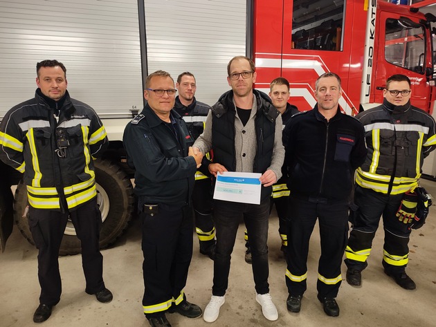 FW-KLE: Spendenübergabe an die Freiwillige Feuerwehr Bedburg-Hau