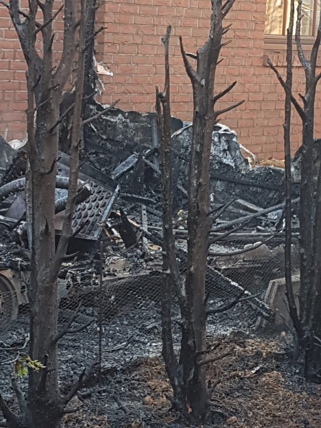 FW-KLE: Unkraut abgeflämmt: Wohnwagen und Hecke gehen in Flammen auf / Angrenzendes Wohnhaus wird durch Zimmerbrand und Hitzeentwicklung beschädigt.