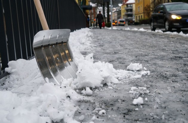 HUK-COBURG: Schneeschieben: Wann und wie muss der Bürgersteig geräumt werden?