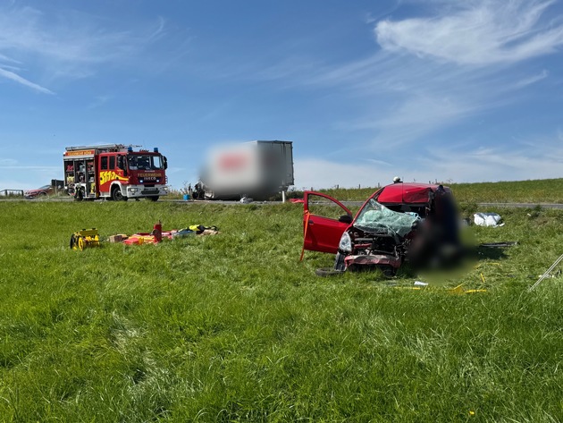 FW VG Westerburg: Frontalzusammenstoß zwischen PKW und Klein-LKW - Fahrerin verstirbt während der Rettung