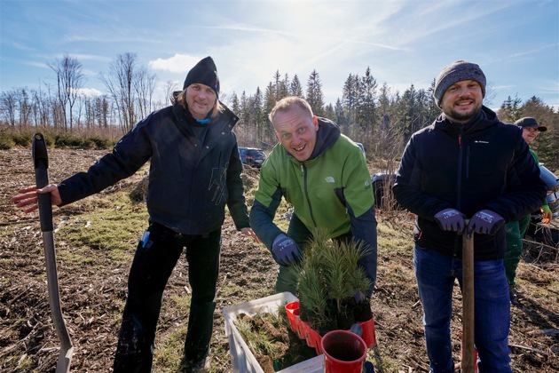 +++ Pressemeldung: Gemeinsam für die Natur: Mitarbeiter und Kunden von Melle Gallhöfer pflanzen neuen Wald +++