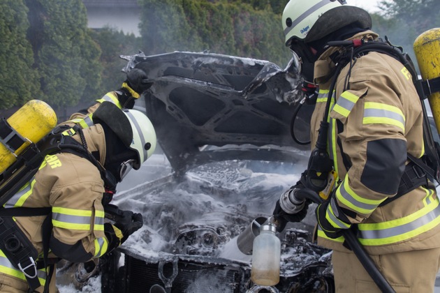 FW Menden: PKW-Brand im Lahrfeld