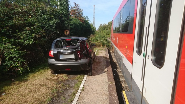 BPOL NRW: Wegen Navi - Regionalbahn erfasst PKW - Bundespolizei ermittelt wegen gefährlichen Eingriffs in den Bahnverkehr