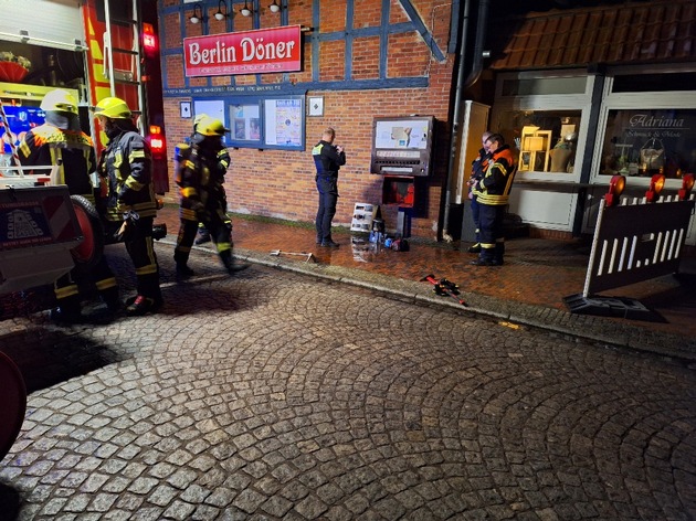 FW-ROW: Unklarer Feuerschein am Gebäude fordert Einsatz der Feuerwehr