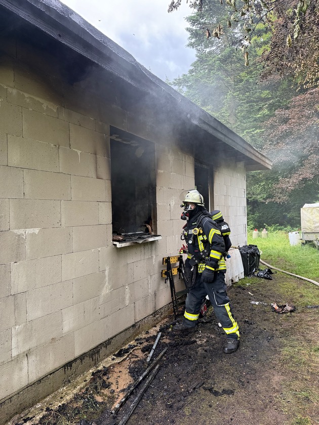 FW-SE: Feuer zerstört Bungalow
