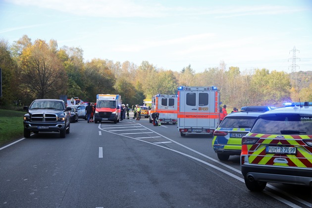 FW LK Neunkirchen: Tragischer Verkehrsunfall auf Rombachaufstieg - Drei Verletzte und eine Tote