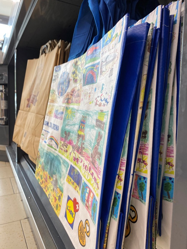 Lidl Schweiz: Einkaufstaschen mit aufgemalten Kinderzeichnungen im Verkauf