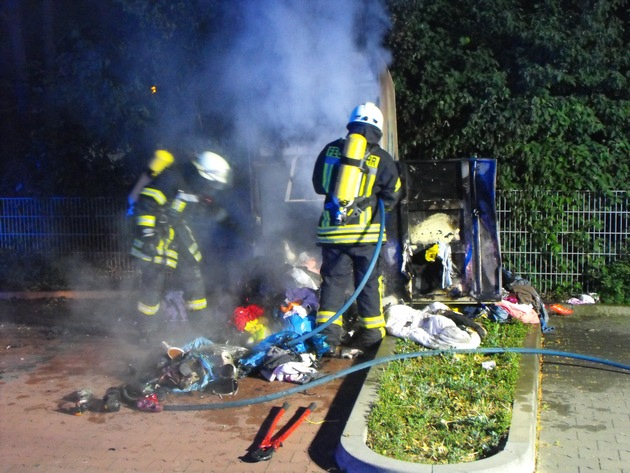 Feuerwehr Kalkar: Brand von einem Altkleidercontainer