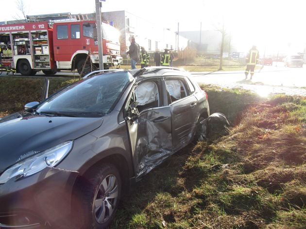 POL-PPWP: Unfall mit Lastwagen - Pkw landet im Graben