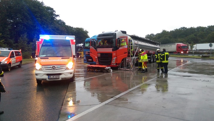 FW-RE: Person aus LKW-Fahrerhaus befreit