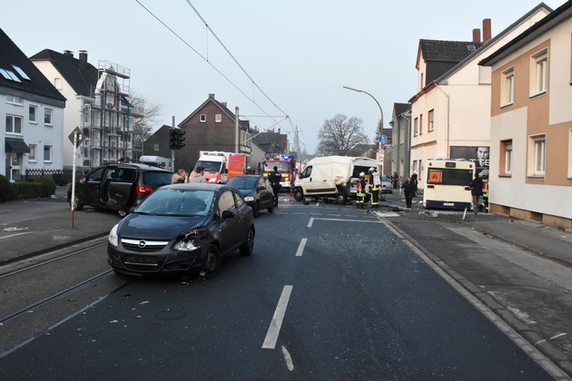 FW-DO: Schulbus prallt gegen Hauswand - 46 Personen bei Verkehrsunfall betroffen