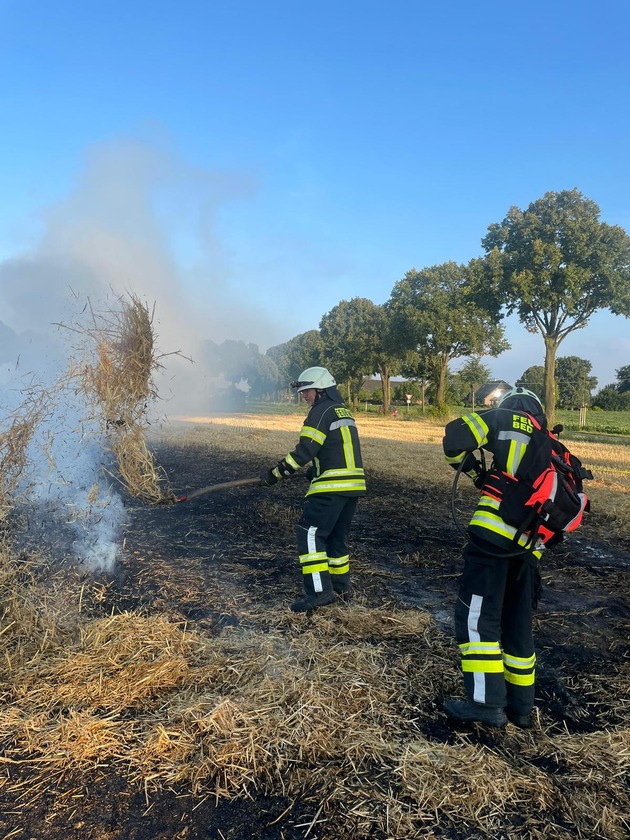 FW-KLE: Ausbreitungsgefahr groß: Freiwillige Feuerwehr Bedburg-Hau trainiert das Löschen von Flächenbränden