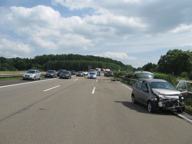 POL-VDKO: Verkehrsunfall in Folge eines Reifenplatzer