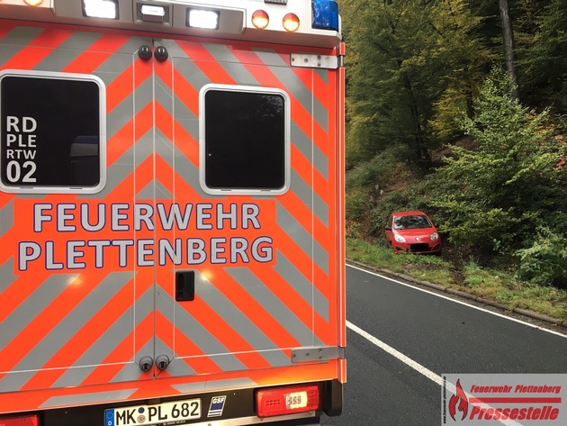 FW-PL: OT-Solmbecke/K8. PKW kommt bei Alleinunfall von Fahrbahn ab. Fahrerin wird leicht verletzt.