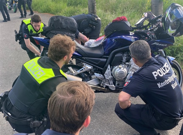 POL-HM: Polizei kontrolliert im Rahmen der Ausbildung Motorradfahrende in der Rühler Schweiz