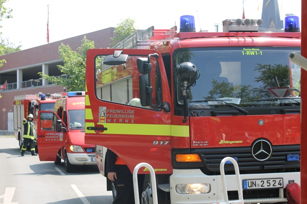 FW-WRN: Sechs Verletzte nach Verkehrsunfall