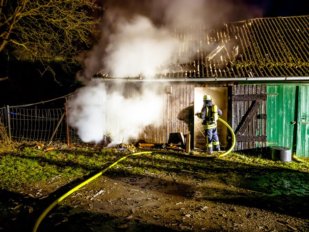 FW L&uuml;chow-Dannenberg: Schweinestall brennt bei Dannenberg +++ Tiere &uuml;berleben unverletzt +++ Feuerwehr verhindert Ausbreitung