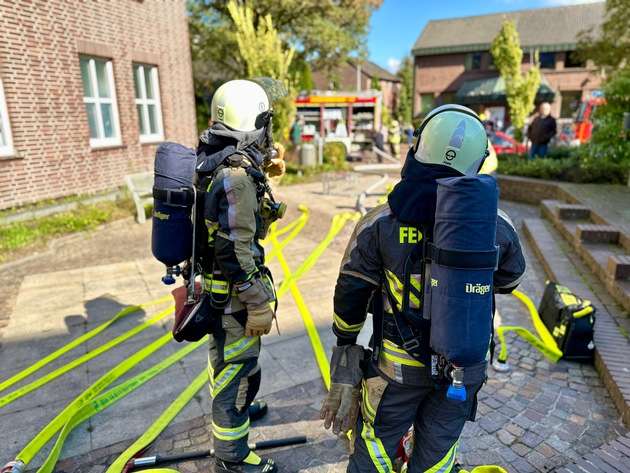 FW Hünxe: Mehrere Verletzte nach Kellerbrand - Feuerwehr übt im Rathaus Hünxe