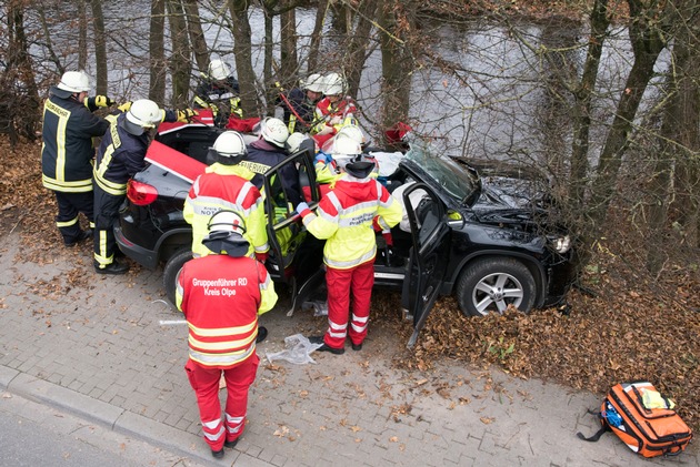 FW-OE: Verkehrsunfall mit zwei Verletzten - schonende Rettung durch die Feuerwehr