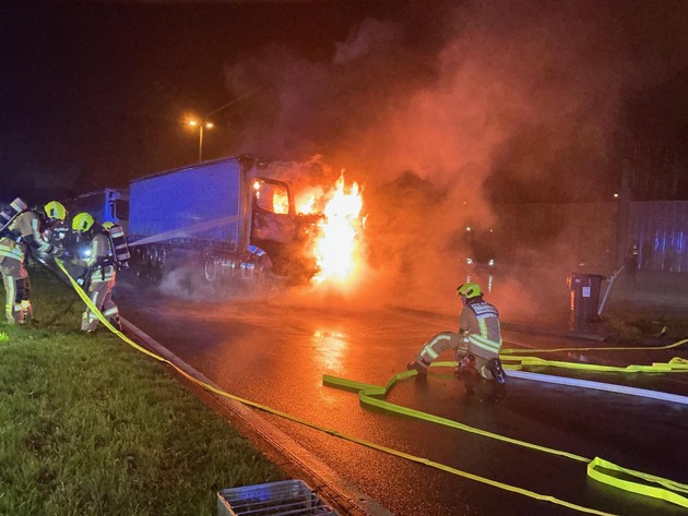 FW-BOT: FW-BOT: Einsatz an Tankstelle -LKW in Vollbrand