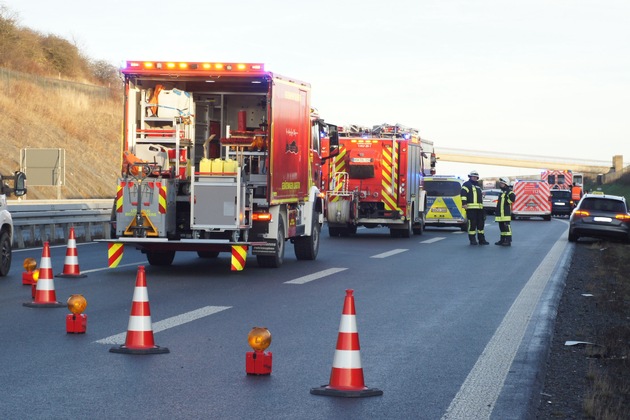 FF Olsberg: Unfall mit 3 PKW auf A46 bei Velmede, Vollsperrung