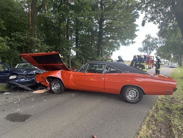 POL-STD: Unbekannter Autofahrer überholt Fahrzeuge, verursacht Unfall mit hohem Sachschaden und zwei Verletzten und flüchtet - Polizei sucht Zeugen und Verursacher