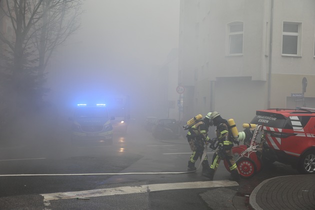 FW-E: Ehemaliges Ladenlokal geht in Flammen auf, Einsatzkräfte finden bei Löscharbeiten zahlreiche Hanfpflanzen - keine Verletzten
