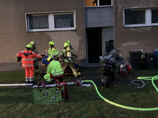 FW Ratingen: FW Ratingen: - Person aus verrauchter Wohnung gerettet