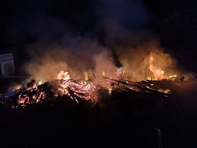 FW-KLE: Flächenbrand / Feuerwehrmann wird bei Löscharbeiten verletzt
