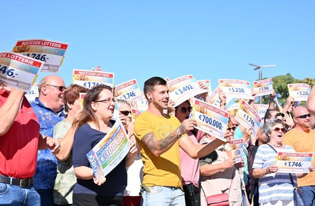 Deutsche Postcode Lotterie: Postcode Lotterie-Losglück in Leuna: 290 Gewinner*innen jubeln über 1,4 Millionen Euro