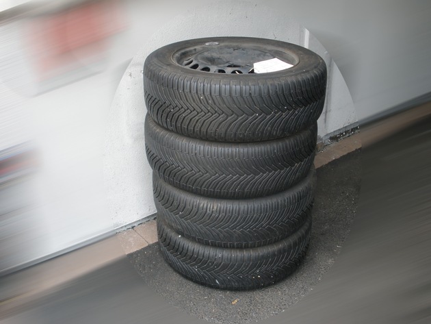 POL-KS: Satz Reifen nach Altkleiderdiebstahl in Transporter sichergestellt: Polizei sucht mit Foto nach Eigentümer