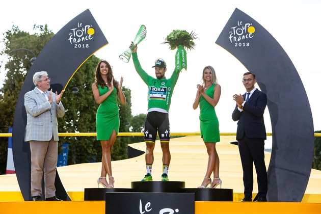 Tour de France-Sieger Geraint Thomas feiert mit Kristallglas-Trophäe von SKODA AUTO (FOTO)