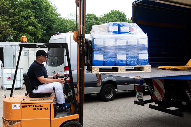 THW HH MV SH: Corona-Einsatz: Technisches Hilfswerk transportiert Desinfektionsmittel an Schulämter in Schleswig-Holstein