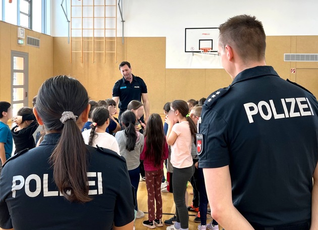 POL-OS: Schüler trainieren mit Polzisten: Berührungsängste abbauen - Toleranz stärken - Begegnungsprojekt an Grundschulen zusammen mit Leistungssportlern der Polizei startet -