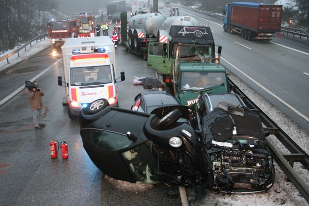 POL-WL: Lkw fährt auf Stauende auf/ Ein Toter und sechs Leichtverletzte++Reisenden Ladendieb festgenommen++Mit 2,51 Promille in Schneewehe festgefahren++und weitere Meldungen