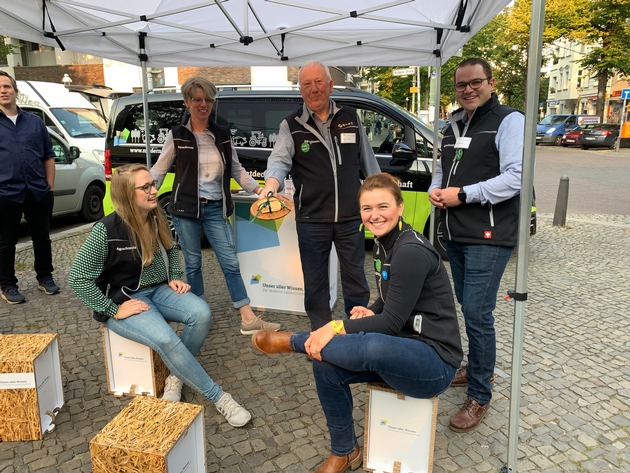 AgrarScouts mit neuem Mobil im Verbraucherdialog auf Berliner Wochenmärkten